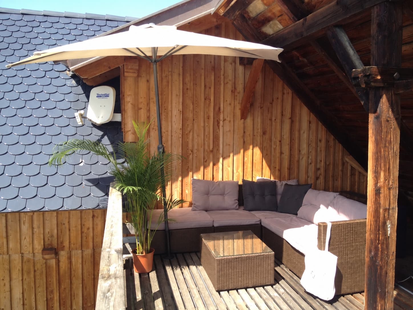 Schatteneck am Sonnendeck: Lounge im privaten Badehaus am See